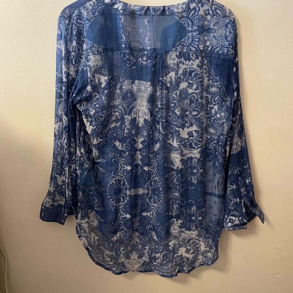 Grand and Greene pretty blue print top and ladies size medium - Picture 2 of 3